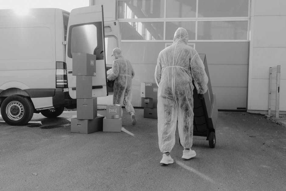 Logistikexperte bei der Begehung eines Lagerbereichs