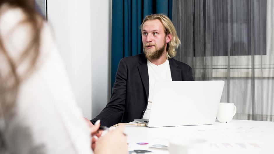 Beratungsteam in einer Strategiebesprechung mit Produktionsbetrieb